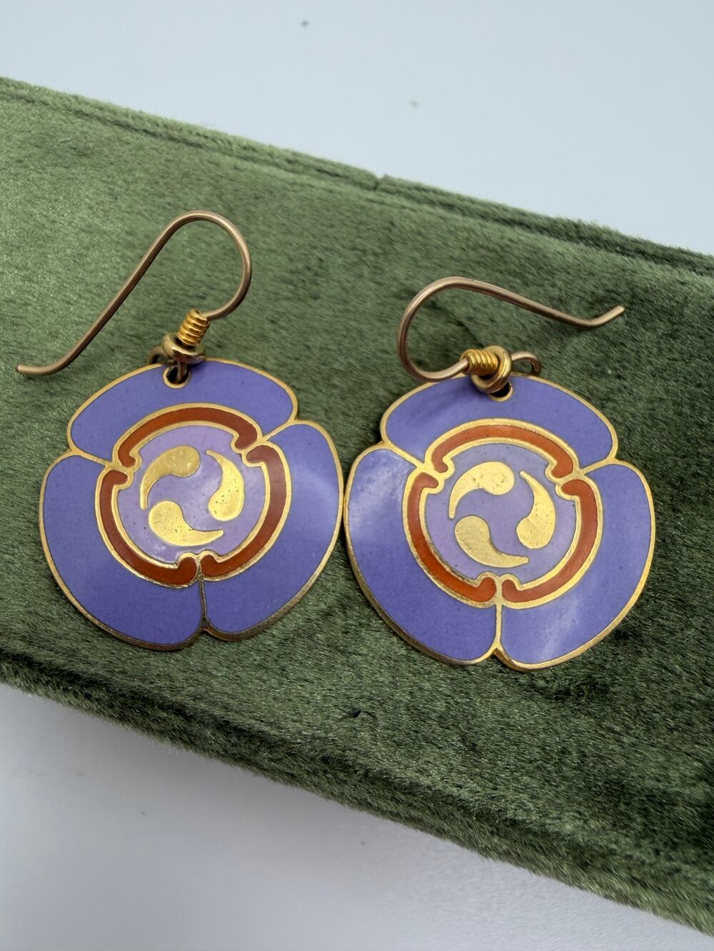 vintage earrings laurel burch cloisonné design a golden Mitsudomoe emblem